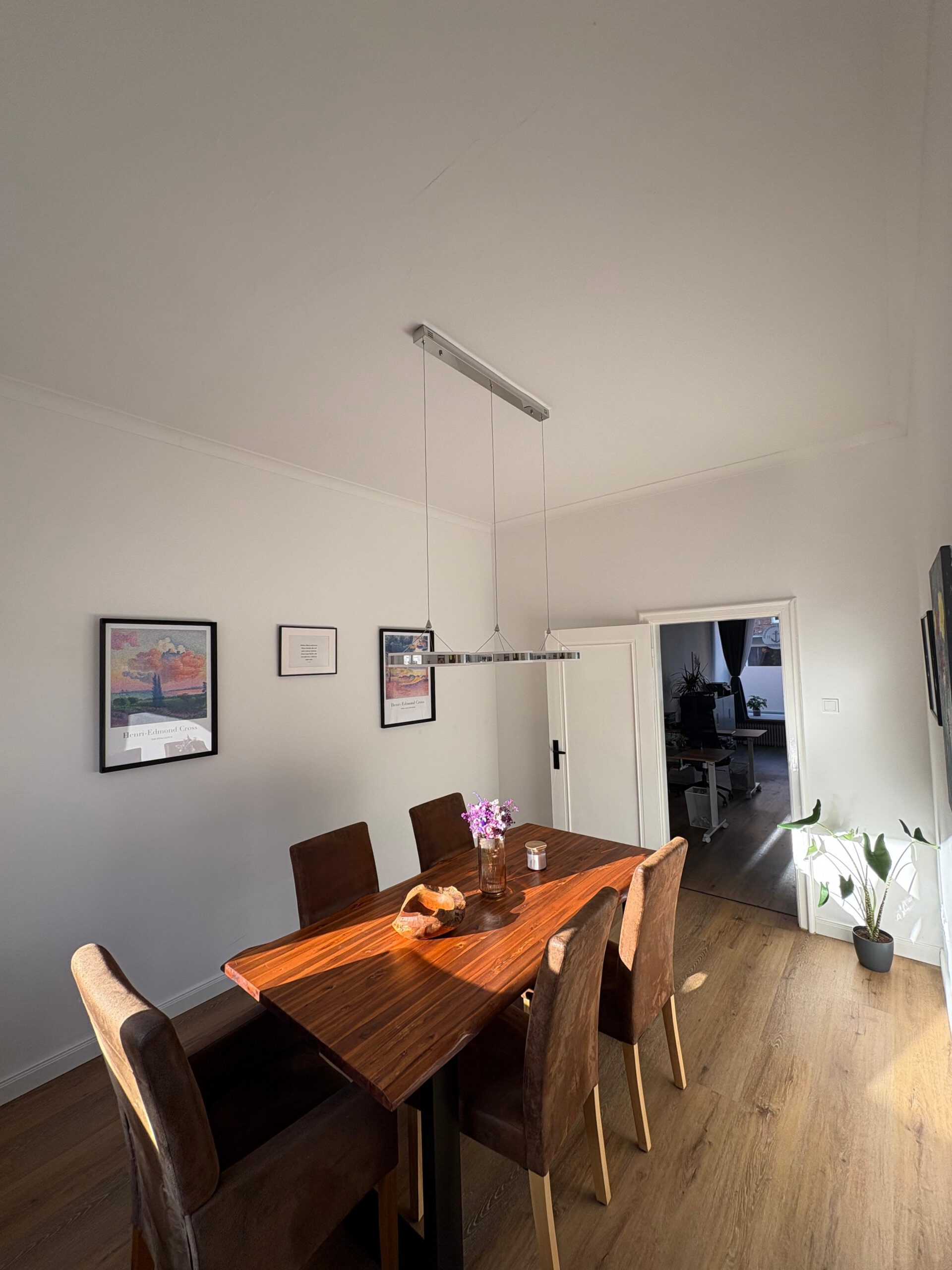 Besprechungszimmer mit Holztisch im Büro Emden